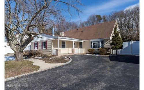 15 Wexford Dr, Oakdale, NY 11769-1438