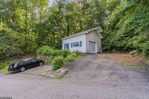 136 Cedar Lake Rd, Parsippany NJ  07834-1764 exterior