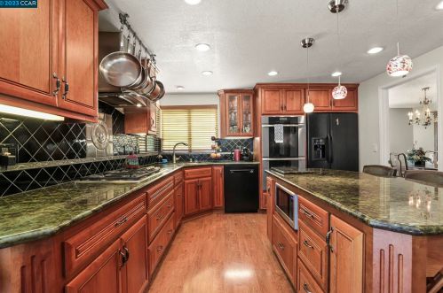 5525 Merritt Dr, Concord CA 94521-4708 exterior