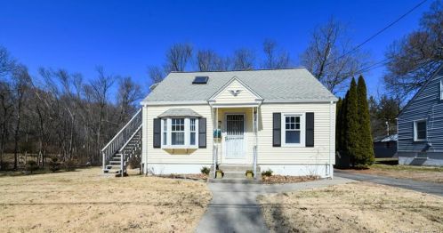 32 Overlook Ave, Waterbury, CT 06708-1216