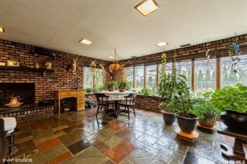 76 Shelbourne Ln, New Hyde Park NY  11040-1044 exterior