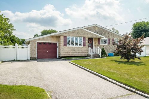 15 11th St, Deer Park, NY 11729-4009