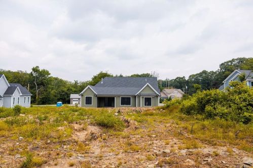 10 Woodward Rd, Lincoln RI  02865-4917 exterior