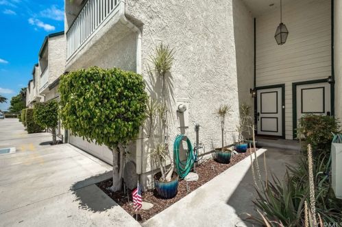 9297 Park St, Bellflower, CA 90706-5696