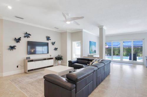 966 Bear Island Cir, West Palm Beach FL  33409-2062 exterior