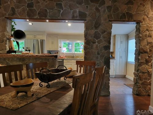 2 Metuchen Ave, Woodbridge NJ  07095-1923 exterior