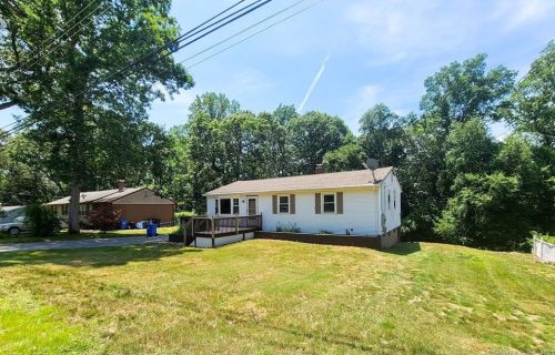 31 Ledgewood Dr, Gales Ferry, CT 06335-1622