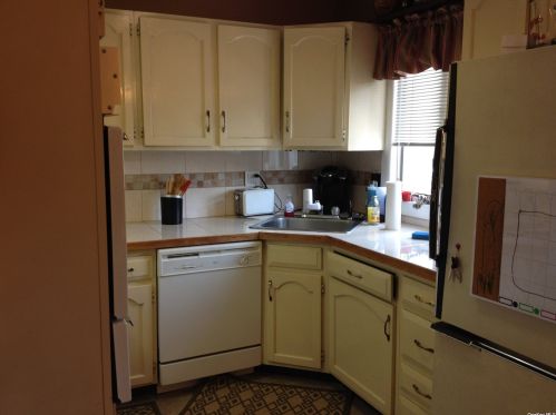 12 Cherry St, Elwood, NY 11731-2207