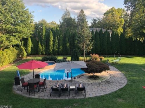 88 Laura Dr, Gillette, NJ 07933-2100