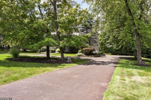 2 Waldron Dr, Martinsville, NJ 08836-2201