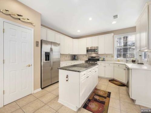 5 River Dell, Oakland NJ  07436-2302 exterior