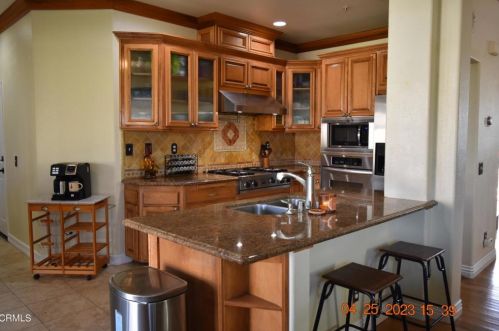 706 Princessa Dr, Oxnard CA  93030-7690 exterior