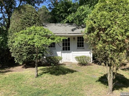 671 Delaware Ave, Ridgewood NJ  07450-5501 exterior