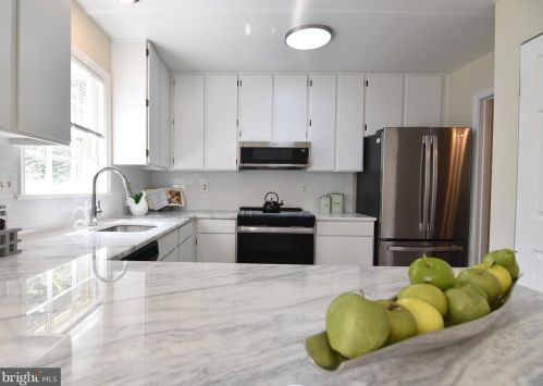 8072 Powderbrook Ln, Springfield VA  22153-2926 exterior