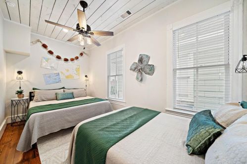 1021 Sealy St, Galveston TX 77550-3813 exterior