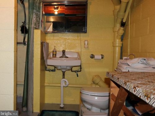 609 Hammond Ave, Hanover PA 17331-3843 exterior