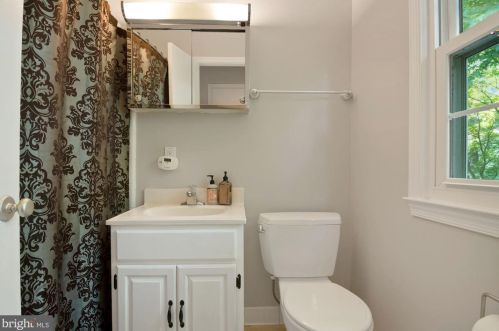 9514 Wallingford Dr, Springfield VA 22015-1738 exterior