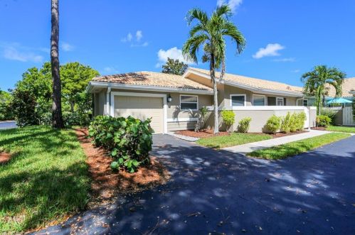 290 Emerald Bay Cir, Naples, FL 34110-8689