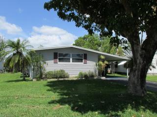 883 Cape Haze Ln, Naples, FL 34104-4100
