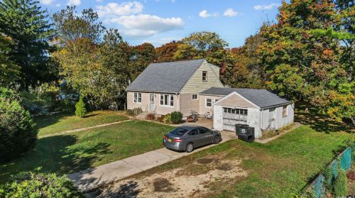 37 Connecticut Ave, Bayshore, NY 11706-3002