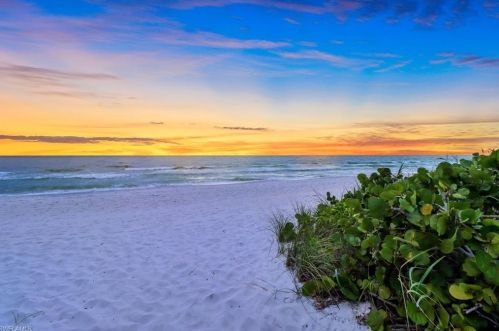 10851 Gulf Shore Dr, Naples FL  34108-3004 exterior