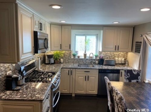 136 18th St, Deer Park, NY 11729-4915