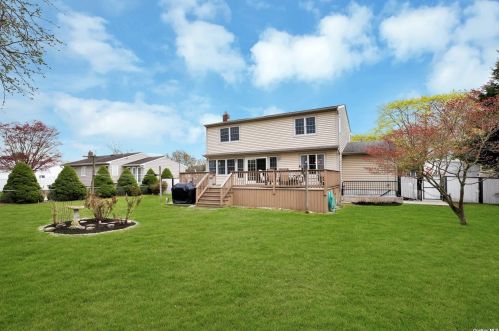 19 Riverdale Ave, Oakdale NY  11769-1544 exterior