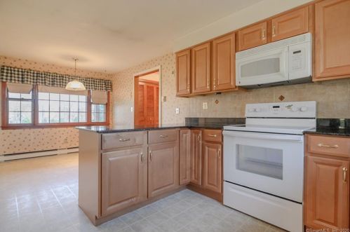 13 Old Grn Rd, Sandy Hook CT 06482-1006 exterior