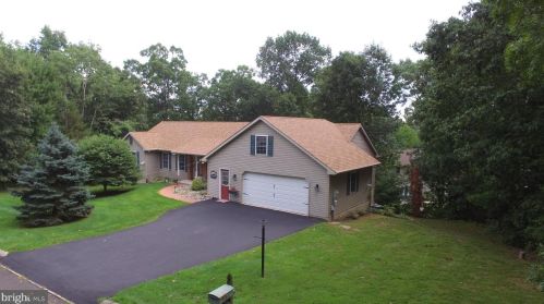 802 Centennial Ct, Pottstown, PA 19464-2464