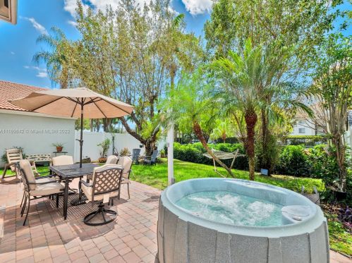 348 107th Ave, Hollywood FL  33026-4068 exterior