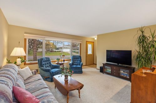 661 Iona Ln, Saint Paul, MN 55113-2141