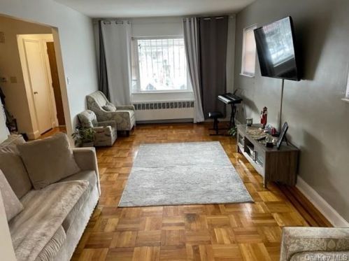 939 220th St, Bronx, NY 10469-1013