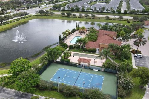 1810 Florida Club Cir, Naples FL  34112-8705 exterior