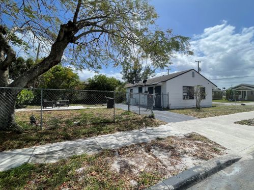 4614 Pinewood Ave, West Palm Beach, FL 33407-2950