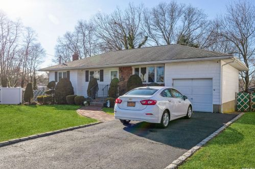 25 Eltona Pl, Elwood, NY 11731-6013