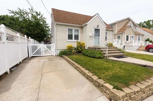 62 Lincoln St, Floral Park, NY 11003-2322