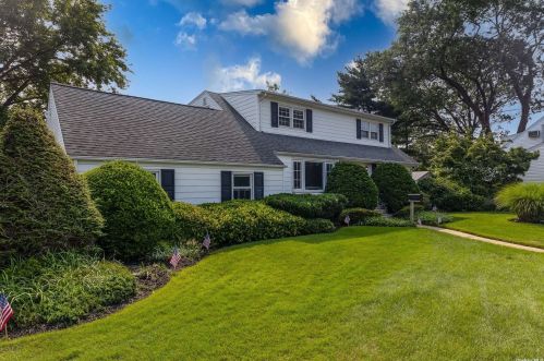 107 Rockaway Ave, Rockville Centre, NY 11570-5922