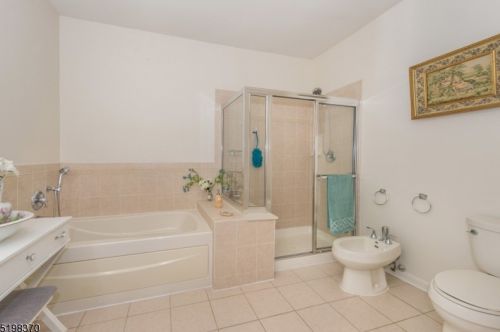 24 Silicon Dr, West Paterson NJ  07424-4225 exterior