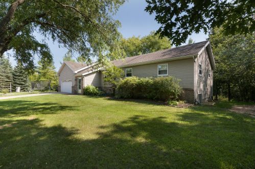 1443 Pathfinder Ln, West Bend, WI 53090-8210