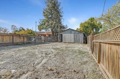 1670 Hillcrest Rd, Hollister CA  95023-5205 exterior