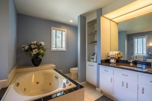 9 Stuart Dr, Bloomfield CT 06002-1524 exterior