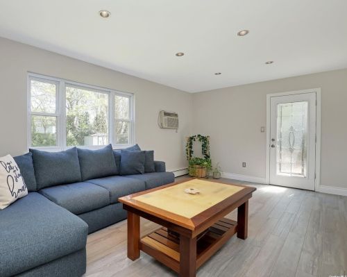 87 Wexford Dr, Oakdale NY  11769-1438 exterior