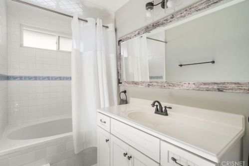 21051 Kingscrest Dr, Santa Clarita CA  91350-1990 exterior