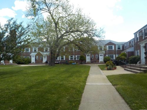 73-13 255th St, Floral Park, NY 11004-1133