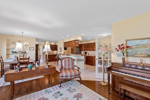 11027 Mequon Square Dr, Thiensville, WI 53092-8529
