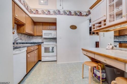 6 Summit Ct, Annandale NJ  08801-1501 exterior