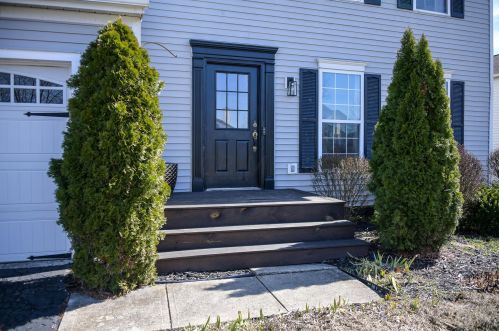 1621 Valley Dr, Marysville, OH 43040-8617