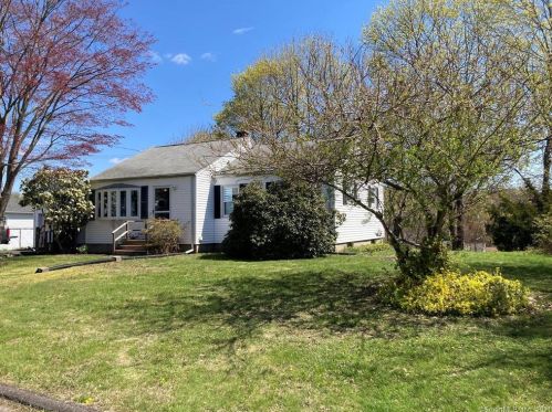 4 Beechwood Ter, Ansonia, CT 06401-2905