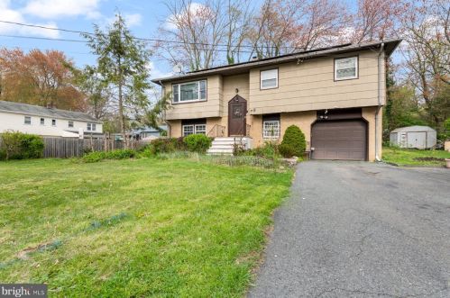9 Newman St, East Brunswick, NJ 08816-4815
