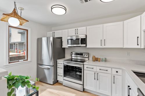 2555 Lake Dr, Milwaukee, WI 53211-3859